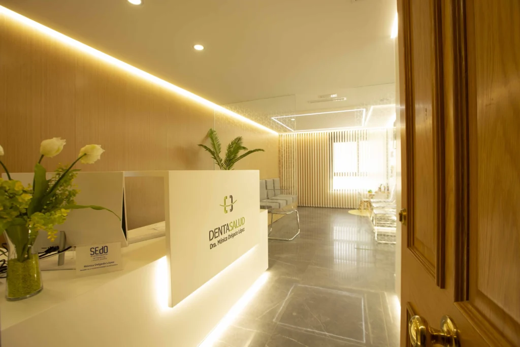 recepción clínica dental en Jaén