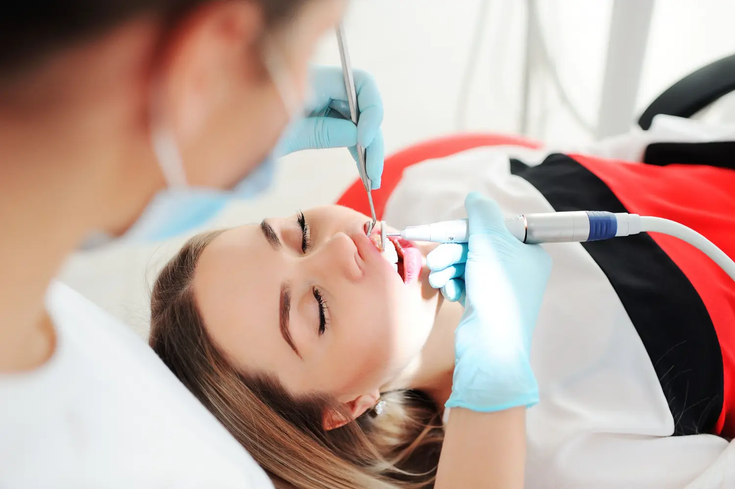 Dentista realizando revisión bucal profesional para diagnosticar encías inflamadas